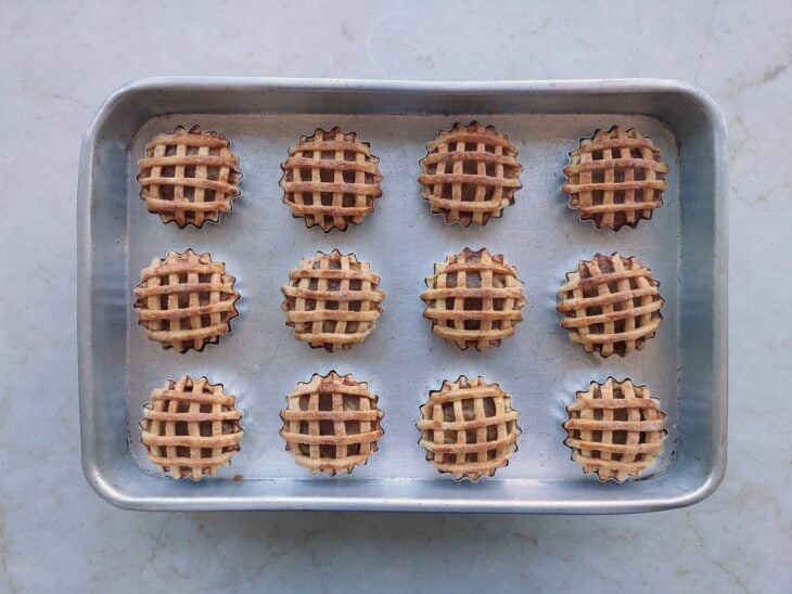 Tortinhas saídas do forno, já assadas.