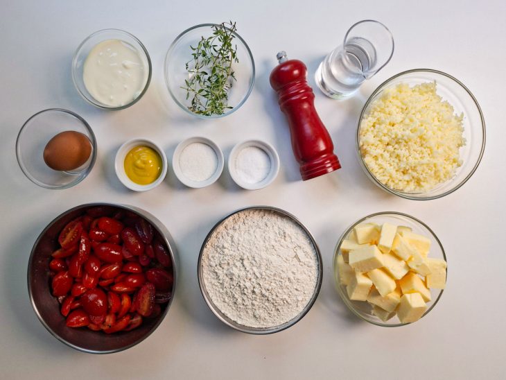 Ingredientes organizados sobre a bancada.