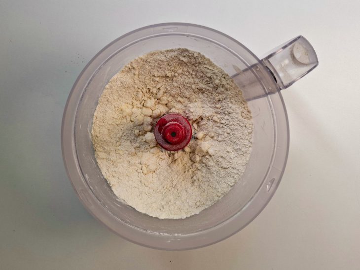 Manteiga e farinha processadas até virar farofa úmida.