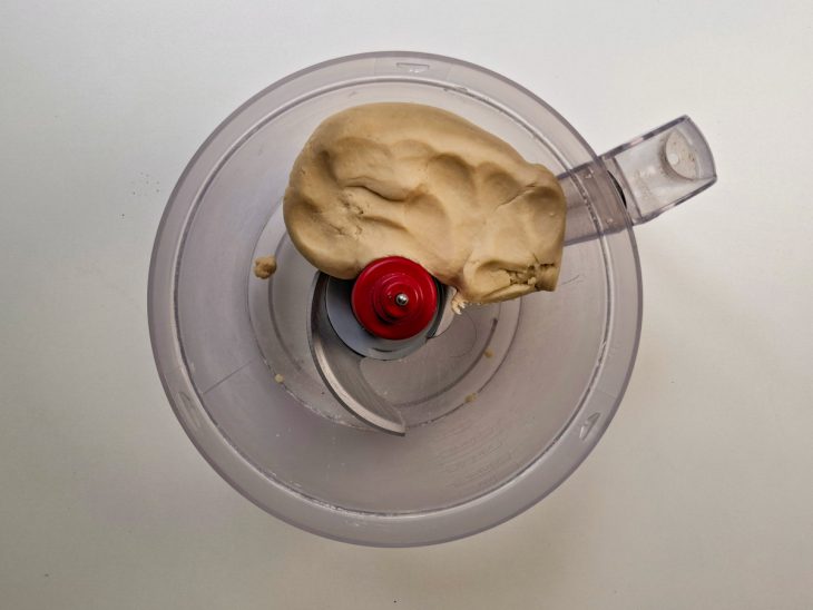 Massa misturada com água e sal.