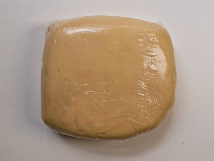 Massa envolvida em plástico filme, pronta para descansar.