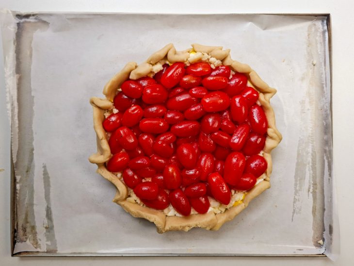 Bordas da torta sendo dobradas para dentro.