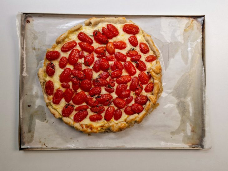 Tortinha de tomates assada.