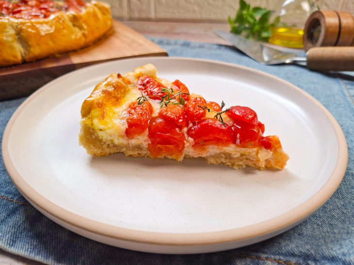 Tortinha de tomates servida.