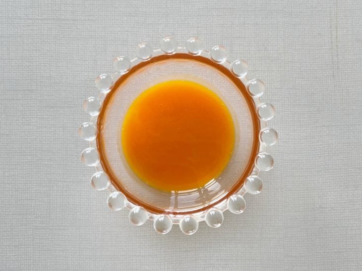Mistura de suco, canela e açúcar.