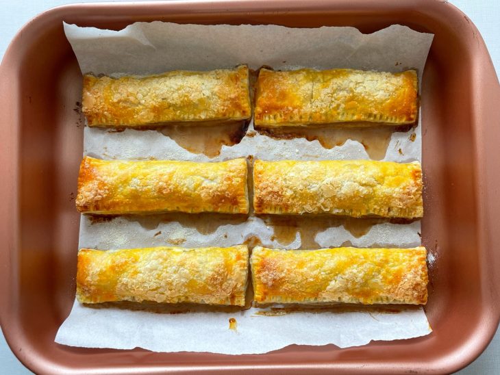 Tortinhas folhadas douradas e crocantes na assadeira.