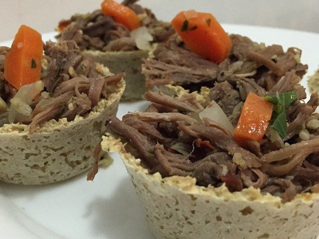 Tortinha proteica de carne desfiada