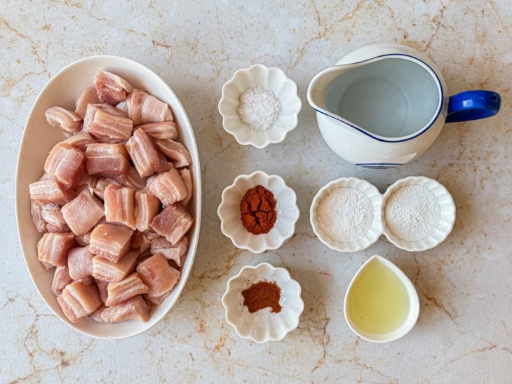 Ingredientes reunidos na bancada.