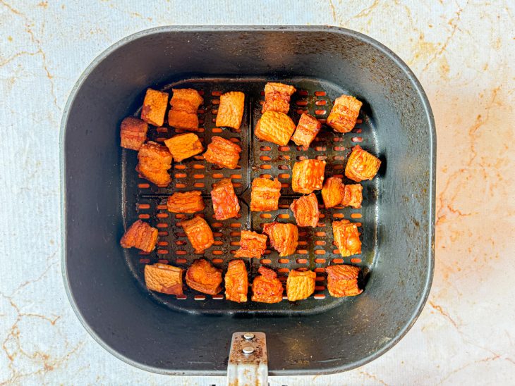 Toucinho assado após tempo na air fryer.