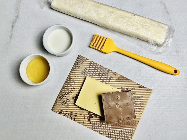 Ingredientes para a receita reunidos em uma bancada.