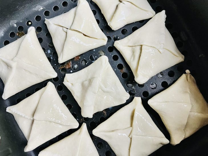 Trouxinhas colocadas no cesto da Air Fryer.