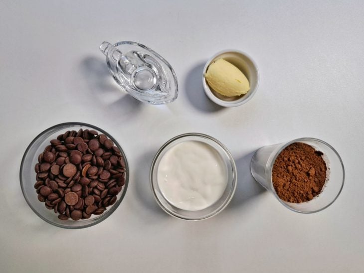 Ingredientes para a receita de trufa de chocolate reunidos em uma bancada.