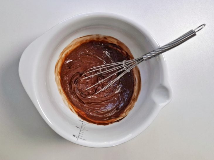Chocolate e manteiga misturados após tempo de micro-ondas.