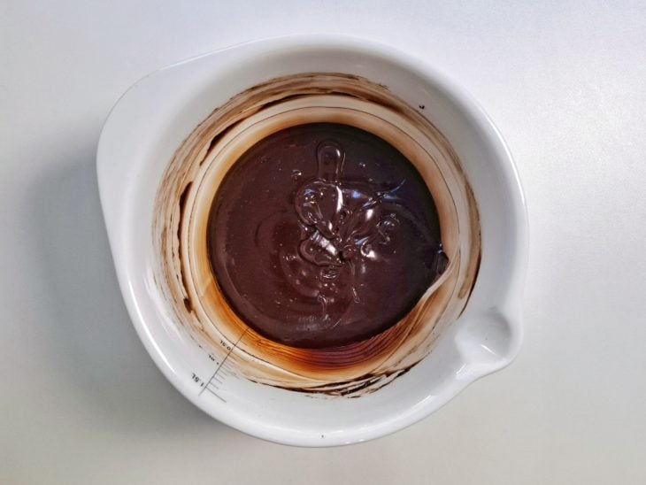 Creme de leite, chocolate em pó e dose de rum adicionados e incorporados.