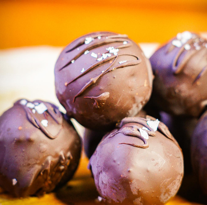 Trufa de chocolate com tâmara e castanhas