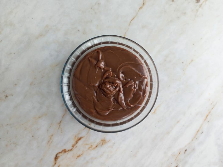 Brigadeiro colocado no refratário para esfriar.