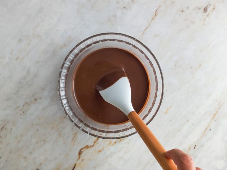 Chocolate derretido em um recipiente.