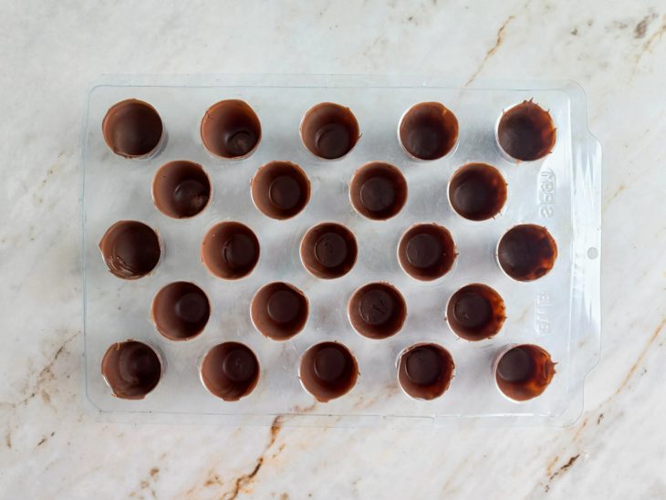 Chocolate colocado na forminha de trufas.