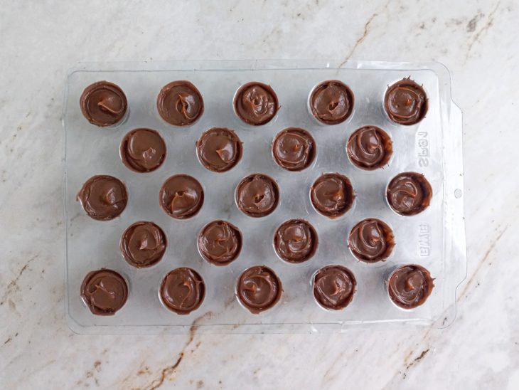 Forminha preenchida com recheio de brigadeiro.