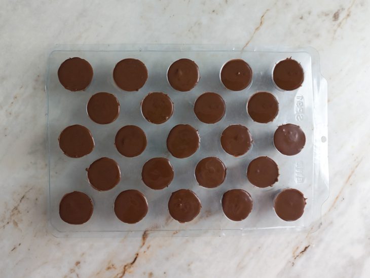 Camada de chocolate para fechar as trufas nas formas.