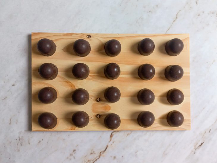 Trufas de brigadeiro desenformadas.