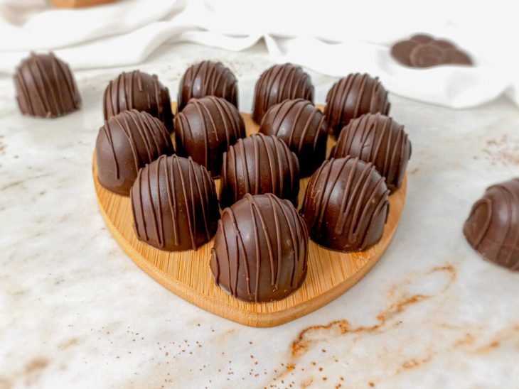 Trufas de brigadeiro prontas para consumo.