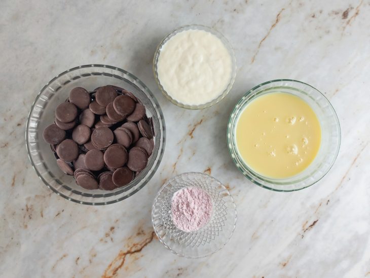 Ingredientes para a receita reunidos em uma bancada.