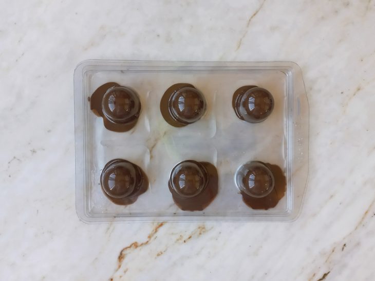Forminha virada para escorrer o chocolate.