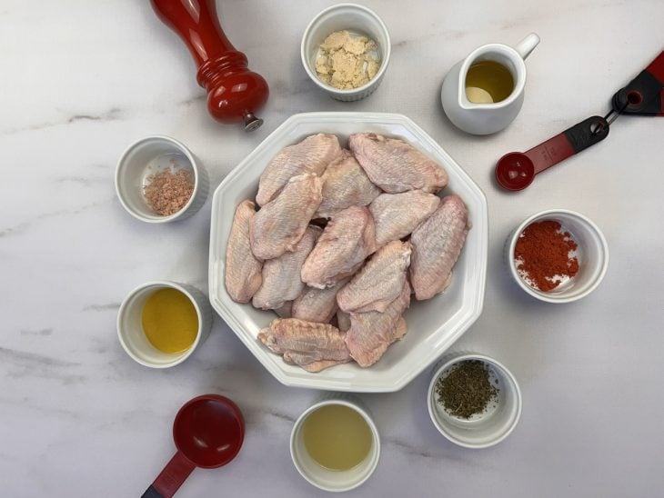 Ingredientes da tulipa de frango reunidos na bancada.