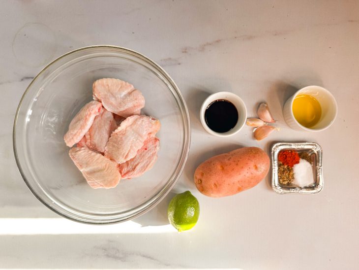 Ingredientes reunidos na bancada.