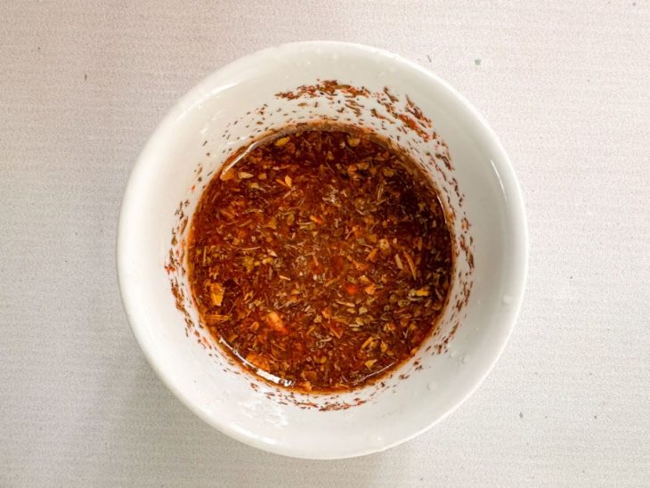 Em outra tigela, o suco de limão, o molho inglês, o sal, o chimichurri, a pimenta-do-reino, o colorau, o alho e o azeite misturados.