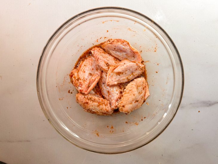 na tigela, tulipas regadas no molho.