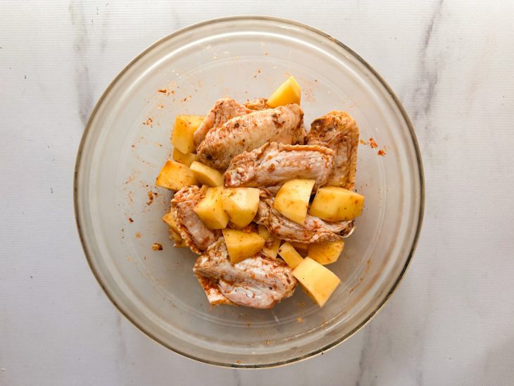 Na tigela com as tulipas, os cubos de batata adicionados.