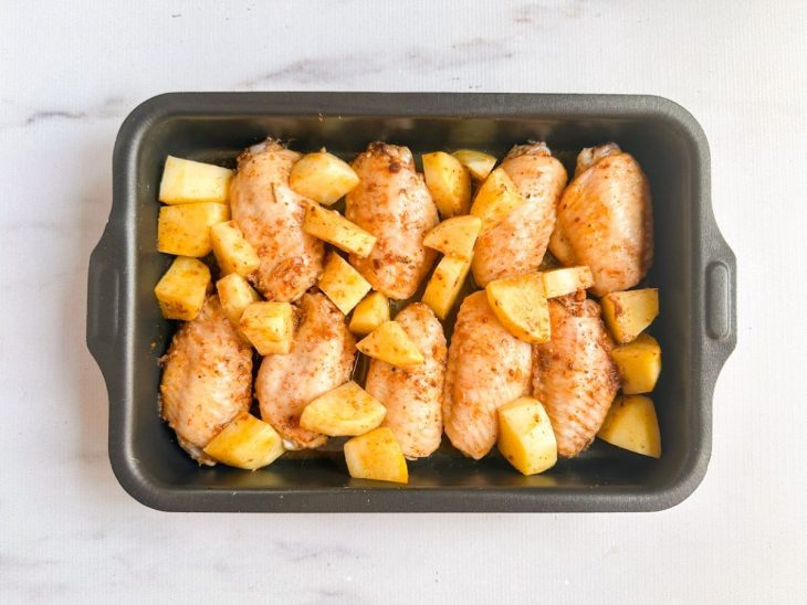 Assadeira com as tulipas pronta para ir ao forno.