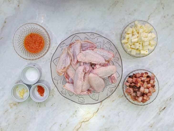 Ingredientes organizados sobre a bancada com faca e tigela de apoio.