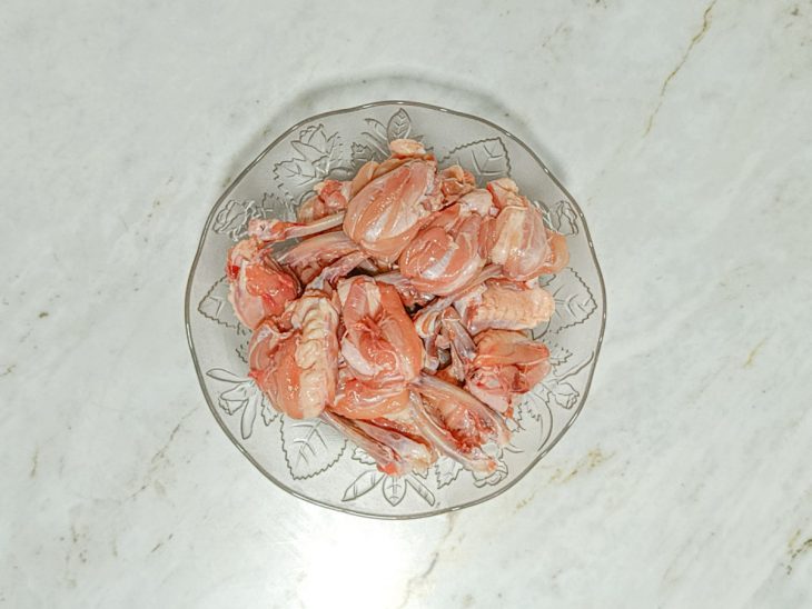 Peças de tulipa temperadas com passata, sal e pimenta malagueta.