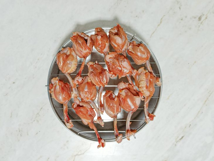 Tulipas dispostas sobre grelha dentro da forma com base de água.