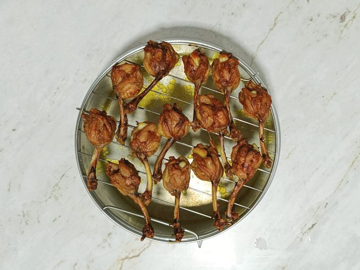 ulipas dispostas sobre grelha dentro da forma com base de água.