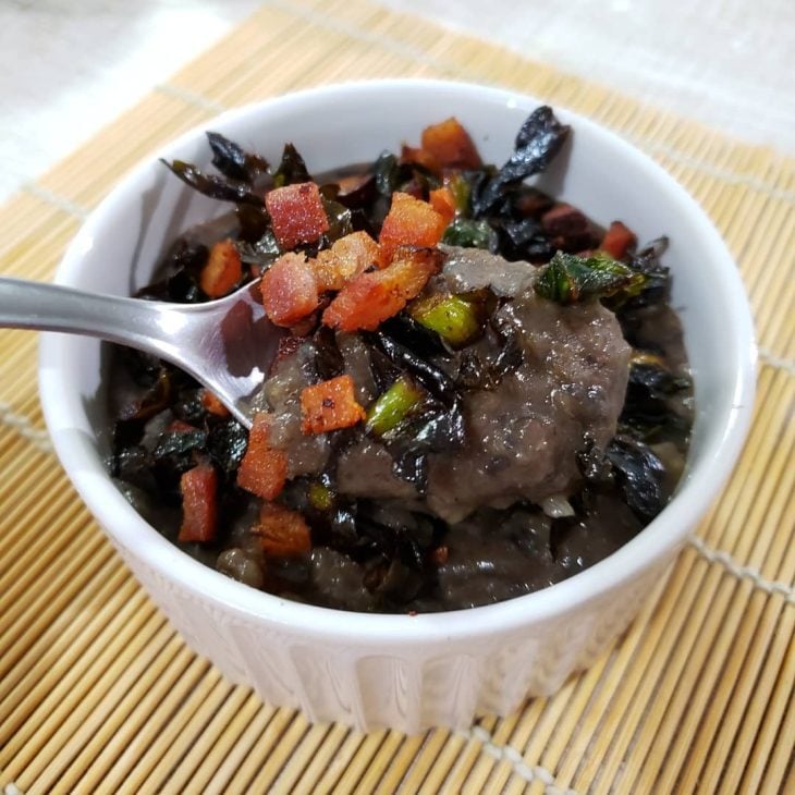 Tutu de feijão com bacon e couve crispy