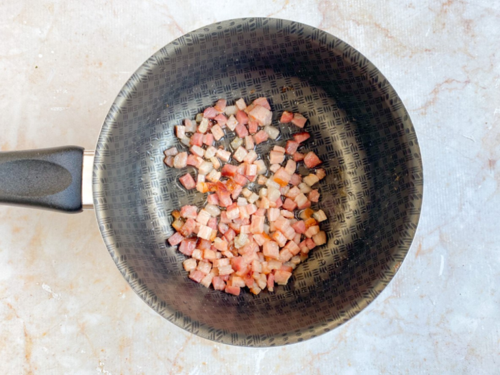 bacon frito na frigideira
