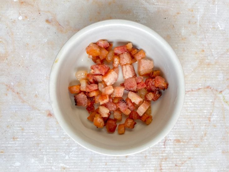 recipiente com cubinhos de bacon frito