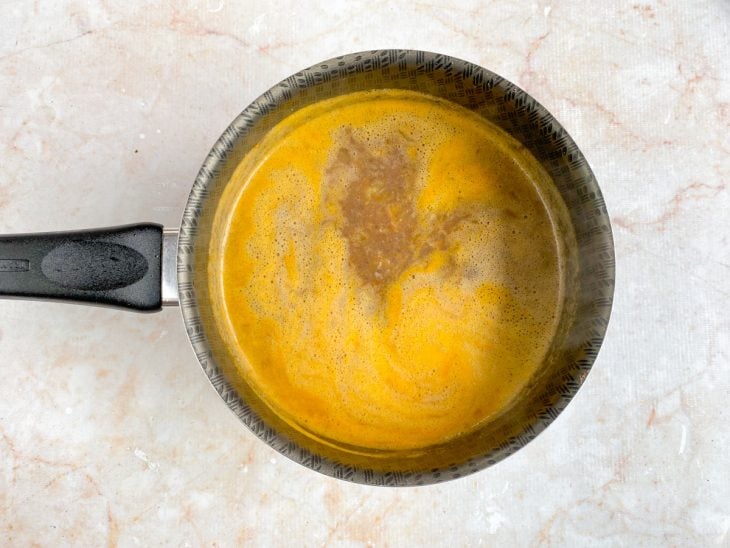 caldinho de feijão cozinhando na panela