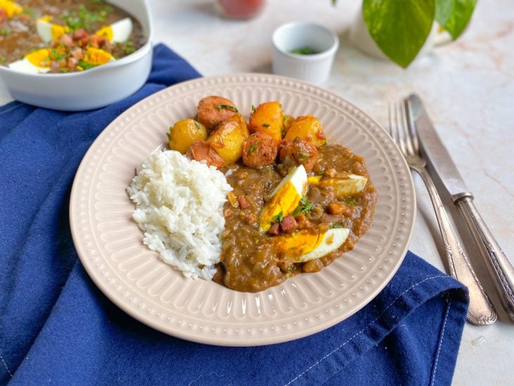 tutu de feijão mineiro servido com arroz e batatas