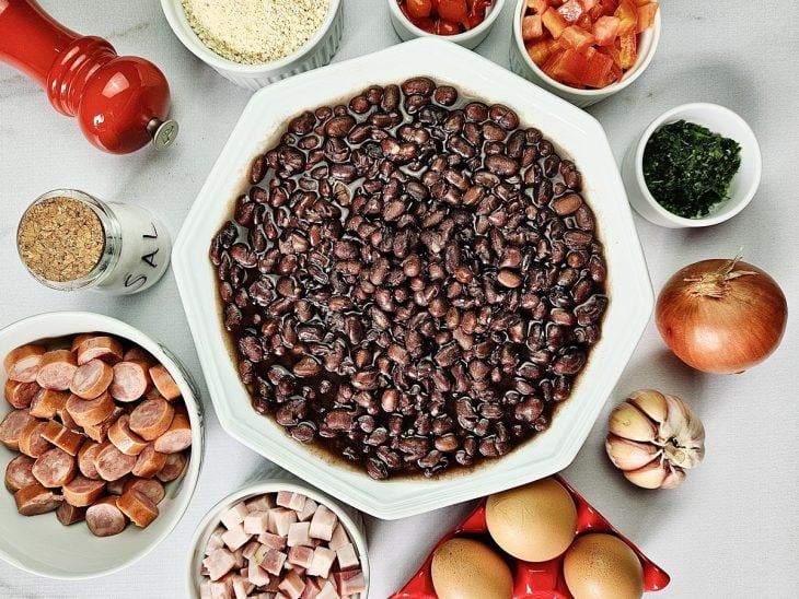 Ingredientes para a receita de tutu de feijão-preto reunidos em uma bancada.