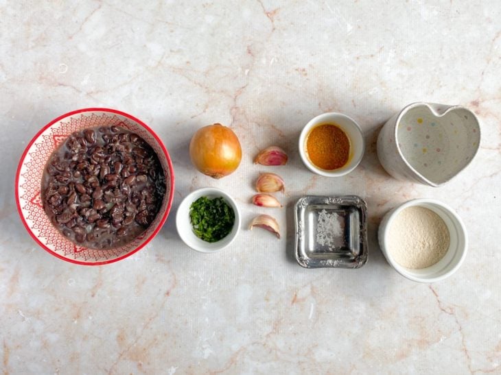 Ingredientes para a receita de tutu de feijão simples.