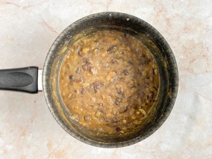 Farinha de mandioca adicionada na panela e incorporada.