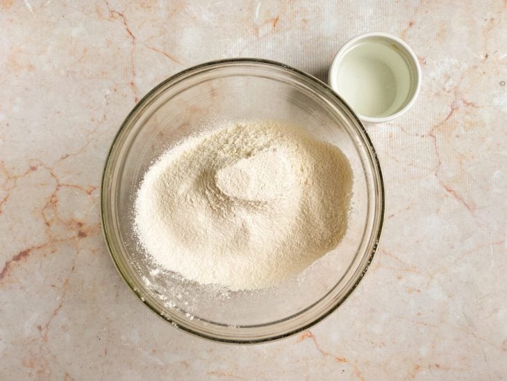Recipientes com sal e água e a farinha peneirada.