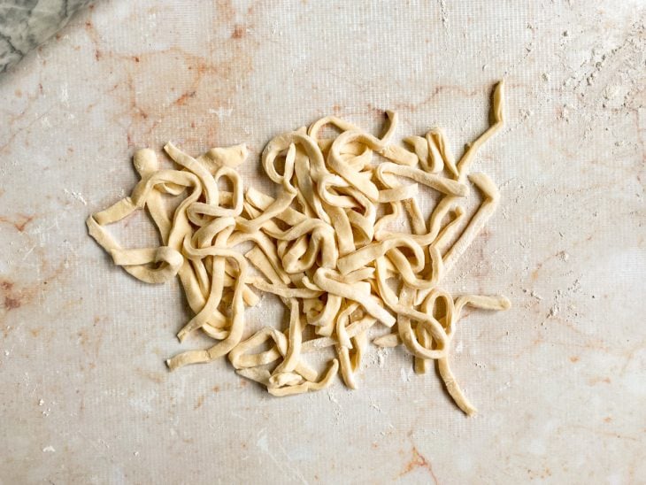 Tirinhas de udon separadas na bancada.