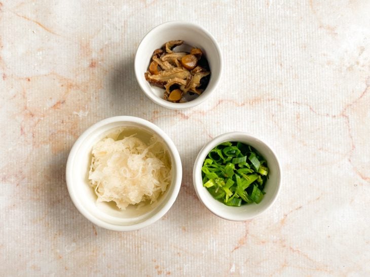 Recipientes com cebolinha, nabo e shitake.