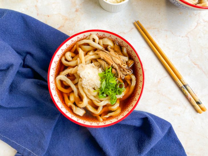 Um bowl com udon.
